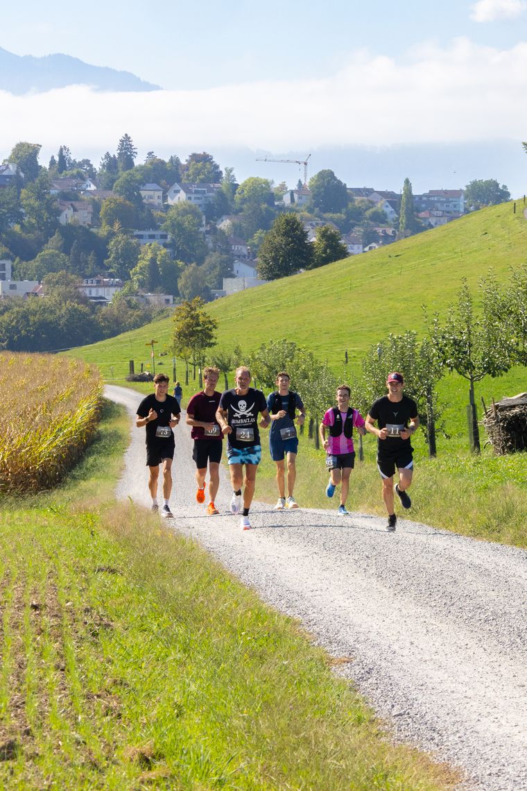 Läufergruppe auf dem Kiesweg