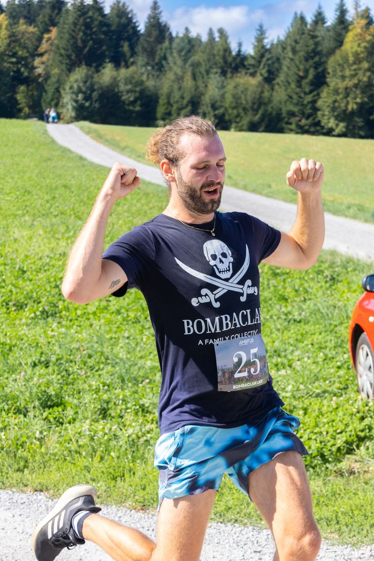 Bombaclan-Shirt im Ziel